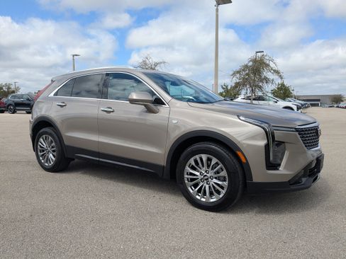Used 2024 Cadillac XT4 Premium Luxury image 2