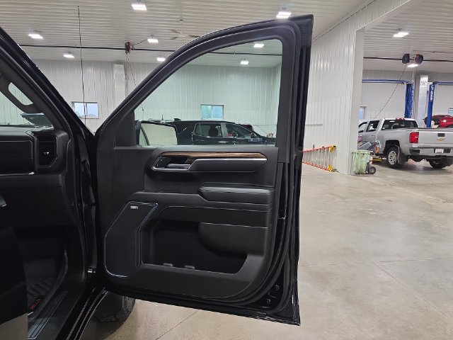 Used 2025 Chevrolet Silverado 1500 LT Trail Boss w/ LT Trail Boss Premium Package AWD/4WD image 31