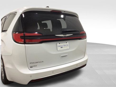 Used 2023 Chrysler Pacifica Touring-L FWD image 26