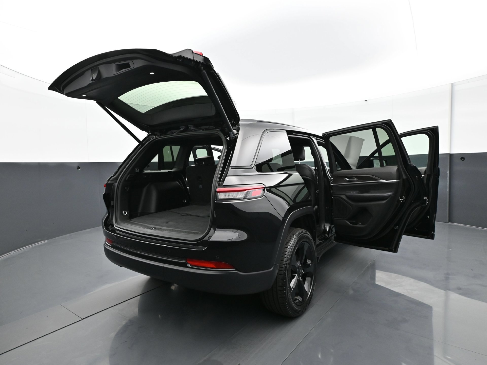 Used 2025 Jeep Grand Cherokee Limited w/ Black Appearance Package AWD/4WD image 37