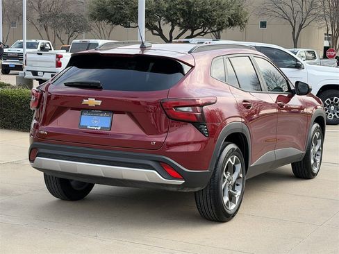 Used 2025 Chevrolet Trax LT w/ LT Convenience Package image 4