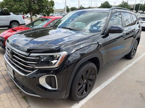 Used 2024 Volkswagen Atlas SE w/ Panoramic Sunroof Package FWD image 2