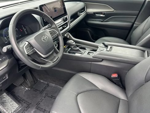 Used 2025 Toyota Grand Highlander AWD image 12