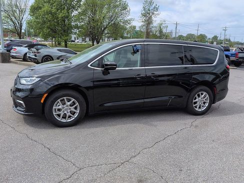 Used 2024 Chrysler Pacifica Touring-L FWD image 4