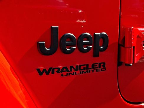 Used 2022 Jeep Wrangler Unlimited Sahara AWD/4WD image 30