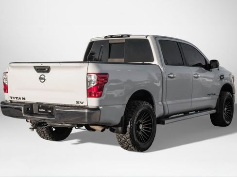 Used 2017 Nissan Titan SV image 6