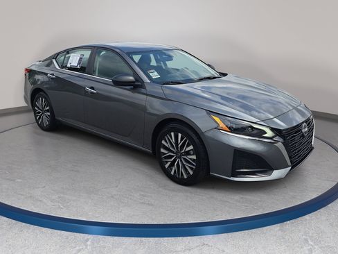 Used 2025 Nissan Altima 2.5 SV FWD image 3