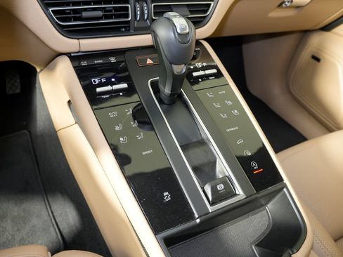 Certified 2025 Porsche Macan AWD/4WD image 35