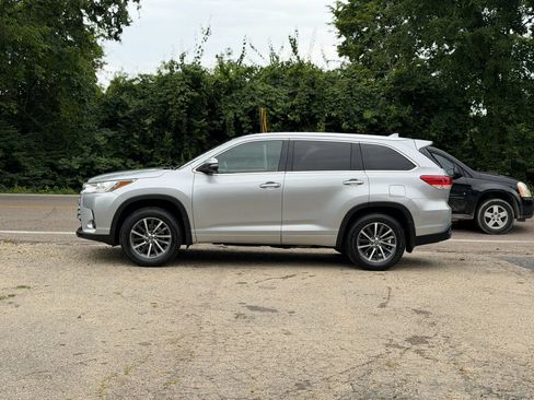 Used 2017 Toyota Highlander XLE w/ Carpet Mat Package AWD/4WD image 4