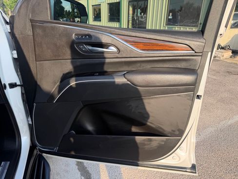 Used 2022 Cadillac Escalade Premium Luxury w/ Performance Package AWD/4WD image 35