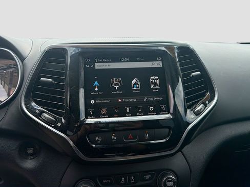 Used 2019 Jeep Cherokee Overland w/ Technology Group AWD/4WD image 28