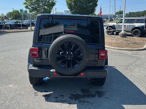 Used 2023 Jeep Wrangler Unlimited Sahara w/ Cold Weather Group AWD/4WD image 4