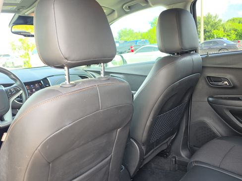 Used 2020 Chevrolet Trax LT w/ LT Convenience Package FWD image 11