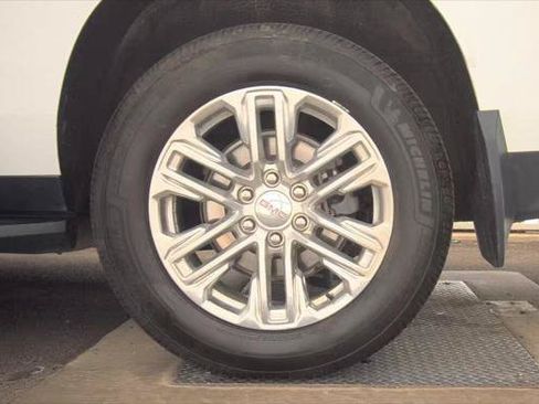 Used 2022 GMC Yukon XL SLE w/ Gmc Pro Safety Plus Package AWD/4WD image 9