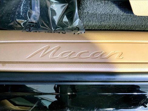 Certified 2023 Porsche Macan AWD/4WD image 19