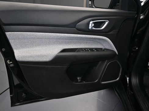 Used 2024 Jeep Compass Latitude image 11