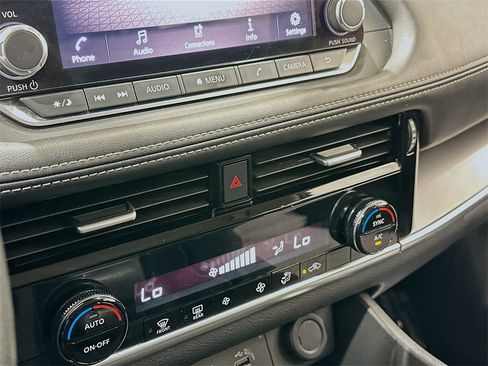 Used 2022 Nissan Rogue SV image 16