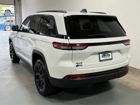 Used 2024 Jeep Grand Cherokee Altitude AWD/4WD image 3