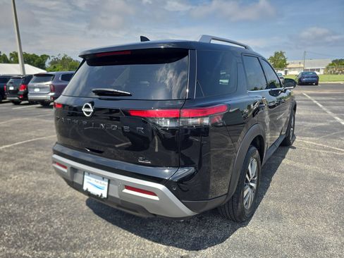 Used 2023 Nissan Pathfinder SL w/ Lighting Package (N92) FWD image 4