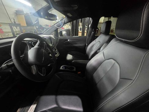 Used 2025 Chrysler Voyager LX FWD image 4