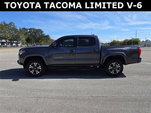 Used 2018 Toyota Tacoma TRD Sport image 6