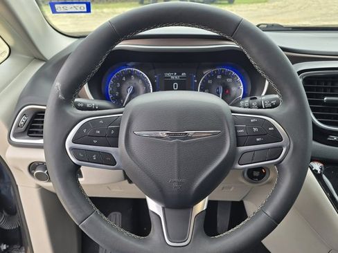 Used 2023 Chrysler Voyager LX image 15