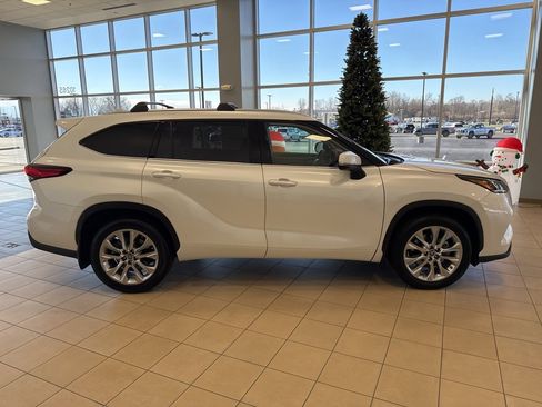 Used 2023 Toyota Highlander Limited image 6