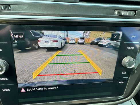 Used 2018 Volkswagen Tiguan SE w/ Panoramic Sunroof Package image 23