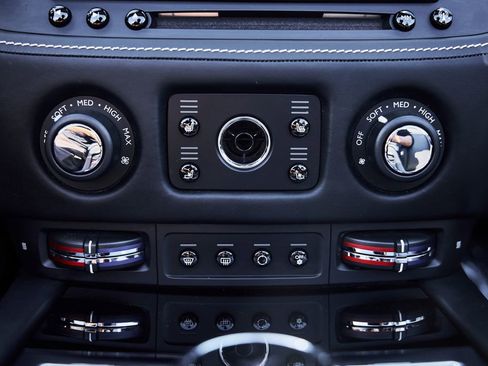 Used 2018 Rolls-Royce Dawn RWD image 64
