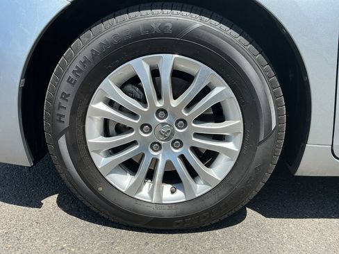 Used 2016 Toyota Sienna XLE w/ XLE Navigation Package FWD image 2