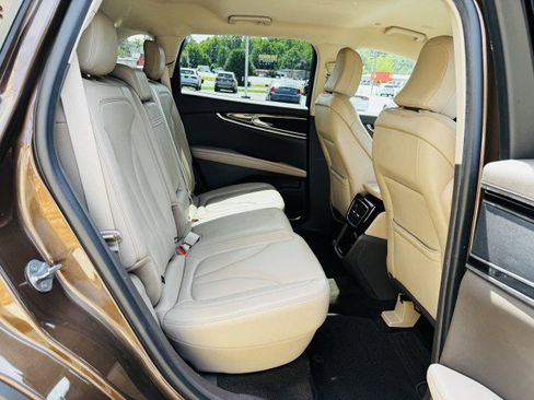 Used 2022 Lincoln Nautilus FWD w/ Premium Package image 19