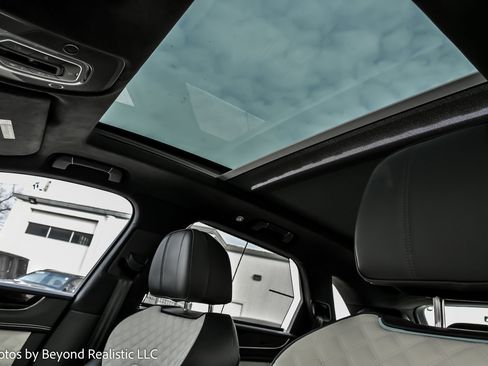 Used 2023 Bentley Bentayga Plug-In Hybrid image 27