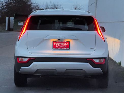 Used 2023 Kia Niro LX image 6