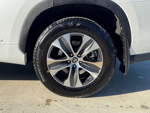 Used 2025 Toyota Highlander XLE image 7