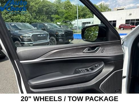 Used 2023 Jeep Grand Cherokee Limited w/ Trailer Tow Prep Group (B) AWD/4WD image 29