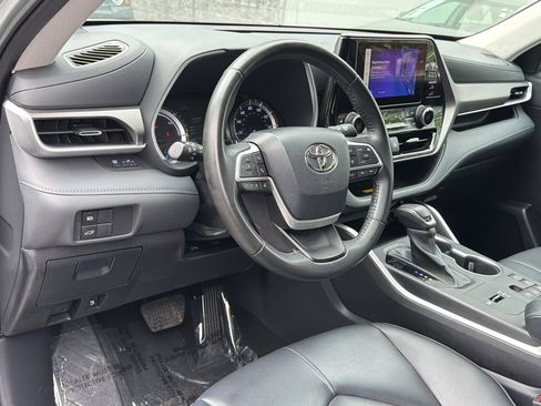 Used 2023 Toyota Highlander XLE AWD/4WD image 24