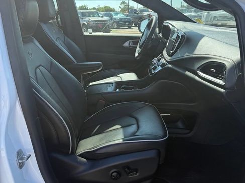 Used 2025 Chrysler Pacifica Limited FWD image 8