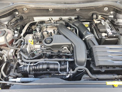 Used 2022 Volkswagen Taos SE w/ Panoramic Sunroof Package FWD image 34