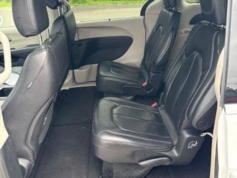 Used 2022 Chrysler Pacifica Touring-L FWD image 11