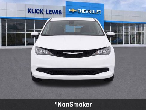 Used 2022 Chrysler Voyager LX FWD image 2