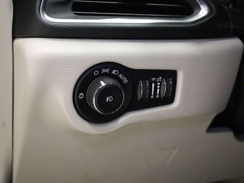 Used 2019 Chrysler Pacifica Touring-L Plus w/ Tire & Wheel Group FWD image 14