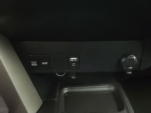 Used 2018 Toyota RAV4 LE AWD/4WD image 34