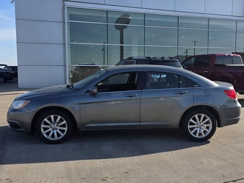 Used 2011 Chrysler 200 Touring FWD image 3