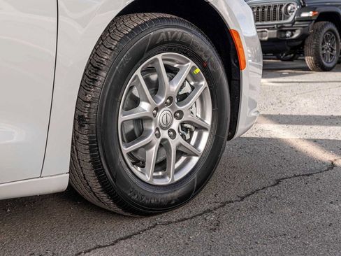 New 2026 Chrysler Pacifica Select image 10