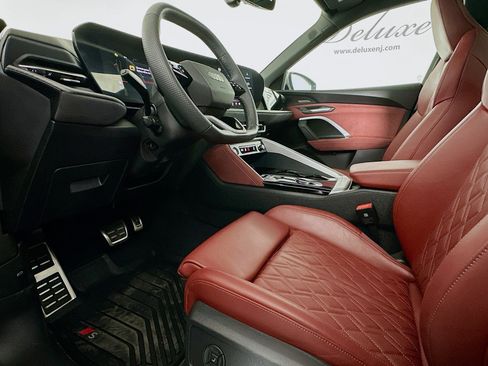 Used 2025 Audi SQ5 Premium Plus w/ Premium Plus Package image 7