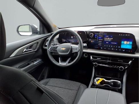 Used 2025 Chevrolet Traverse LT w/ Driver Confidence Package FWD image 10