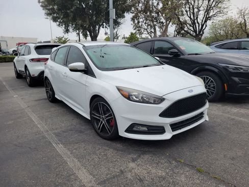 Used 2017 Ford Focus ST FWD image 3