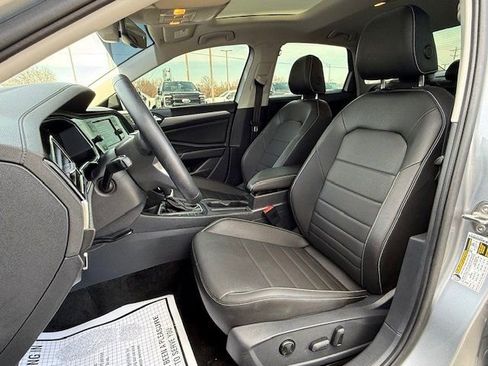 Used 2023 Volkswagen Jetta SE w/ Panoramic Sunroof Package image 8