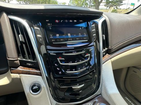 Used 2016 Cadillac Escalade ESV Luxury AWD/4WD image 40