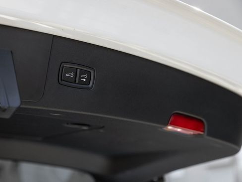 Certified 2023 Porsche Cayenne Platinum Edition image 32